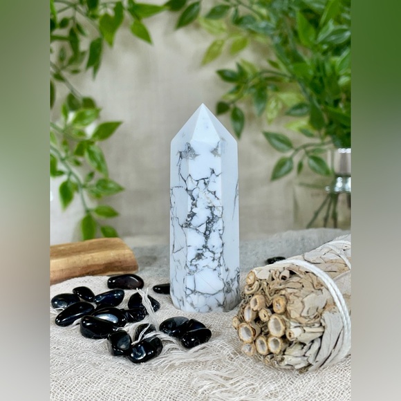 2172 Howlite Crystal Point - Picture 10 of 12